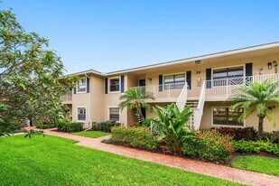 24 Stratford Dr E in Boynton Beach, FL - Building Photo