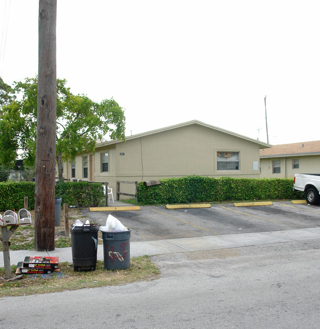 2451-2453 NW 8th Pl in Fort Lauderdale, FL - Building Photo - Building Photo