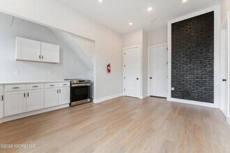 64 W Main St in Freehold, NJ - Building Photo - Building Photo