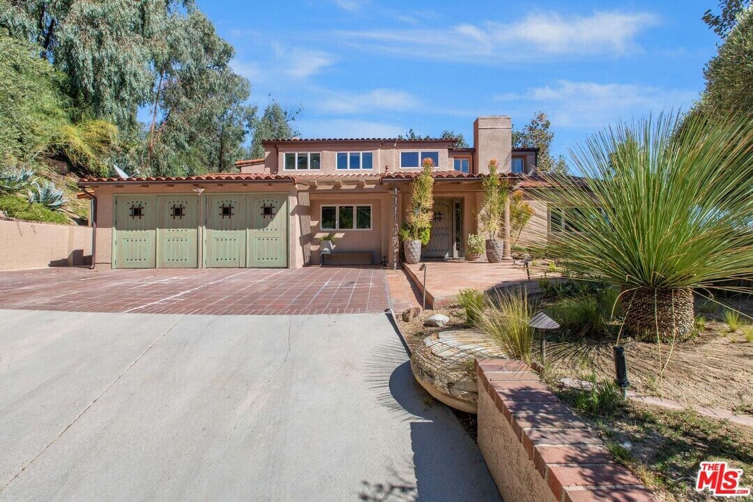 24409 Voltara Ct in Calabasas, CA - Building Photo