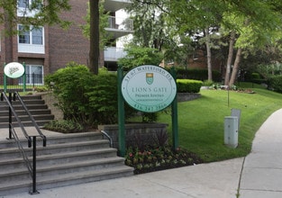 Lion's Gate in Toronto, ON - Building Photo - Building Photo