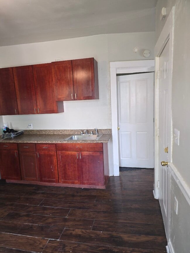 106-108 W Keefe Ave, Unit Rear Upper in Milwaukee, WI - Building Photo - Building Photo