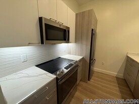 1079 Commonwealth Ave in Boston, MA - Building Photo