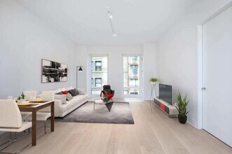 15 W 61st St in New York, NY - Building Photo - Building Photo