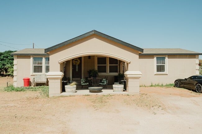 property at 1715 N Clendenen Ave