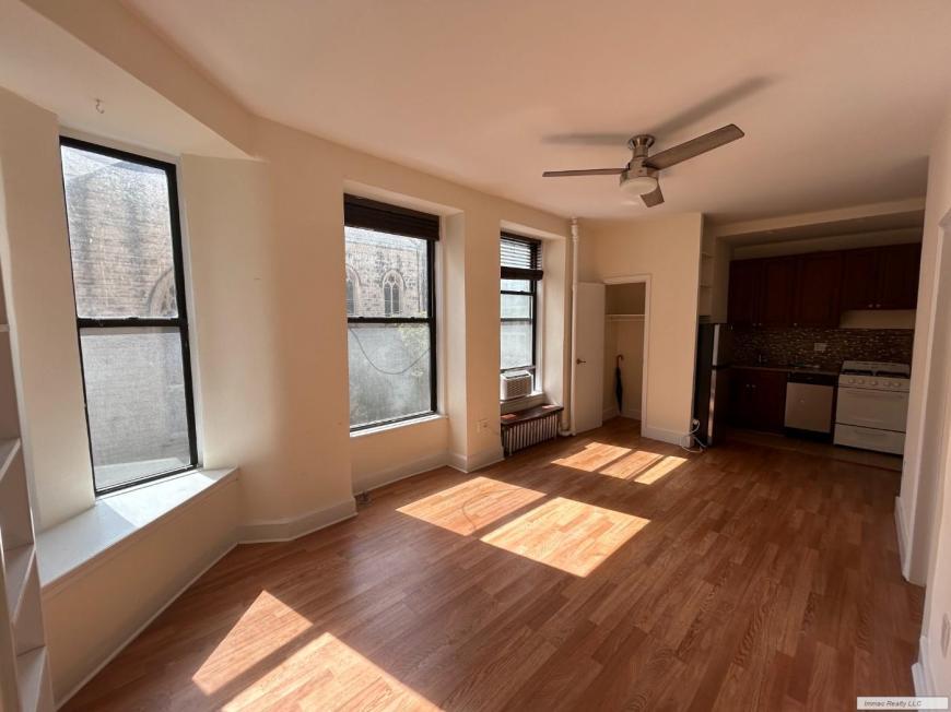 560 W End Ave in New York, NY - Building Photo