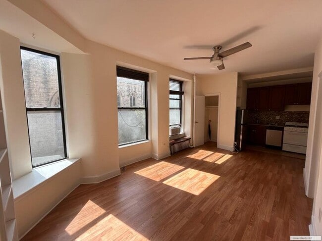 property at 560 W End Ave