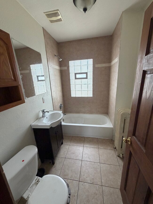 1910 Lasalle St, Unit 1910 LaSalle st in Racine, WI - Building Photo - Building Photo