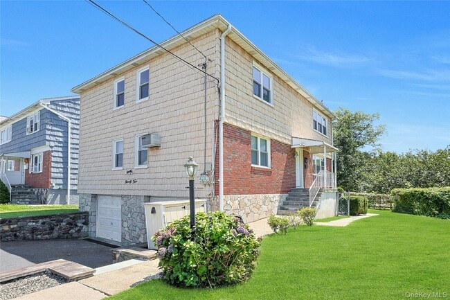 95 Holland St in Harrison, NY - Building Photo - Building Photo