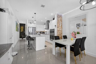 10225 NW 63rd Terrace in Doral, FL - Building Photo