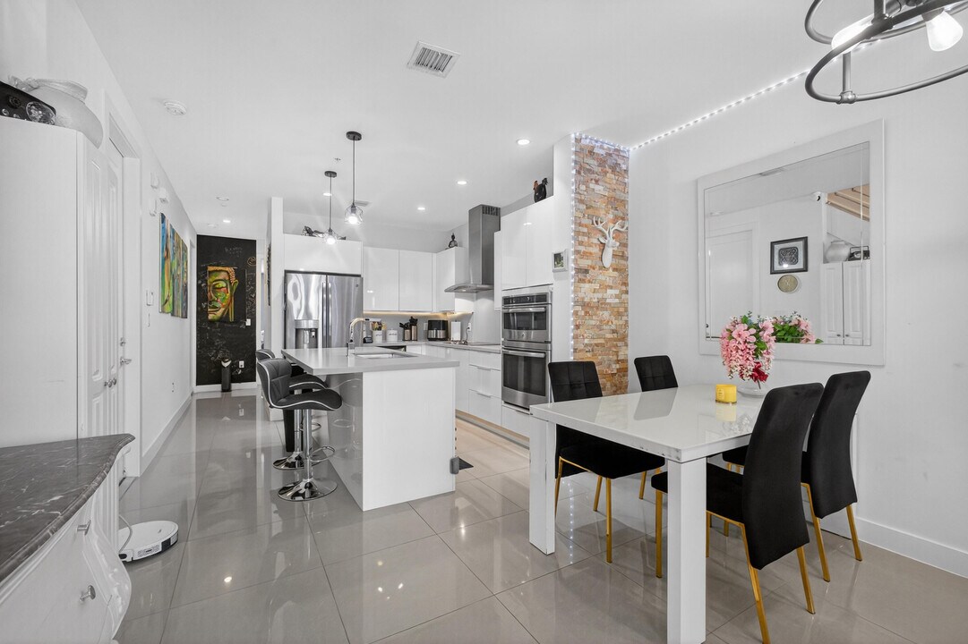 10225 NW 63rd Terrace in Doral, FL - Building Photo