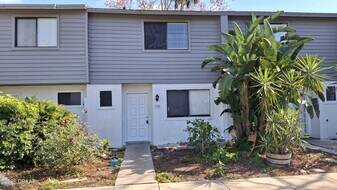 196 W Sandalwood Ct in Daytona Beach, FL - Building Photo