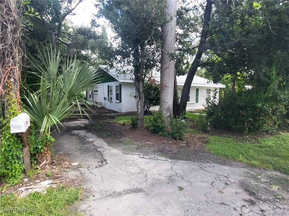 100 Cabana Ave in North Fort Myers, FL - Building Photo