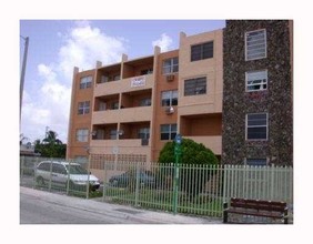 33rd Street Apartments in Miami, FL - Building Photo - Primary Photo