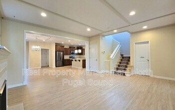 4421 Riverfront Blvd in Everett, WA - Building Photo - Building Photo