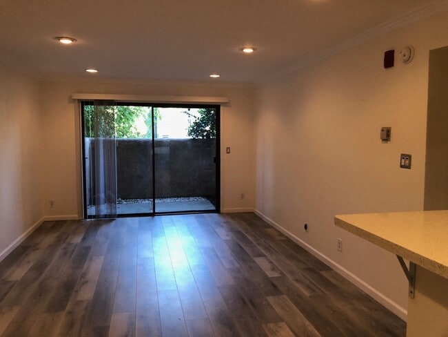 22100 Burbank Blvd in Los Angeles, CA - Building Photo - Building Photo