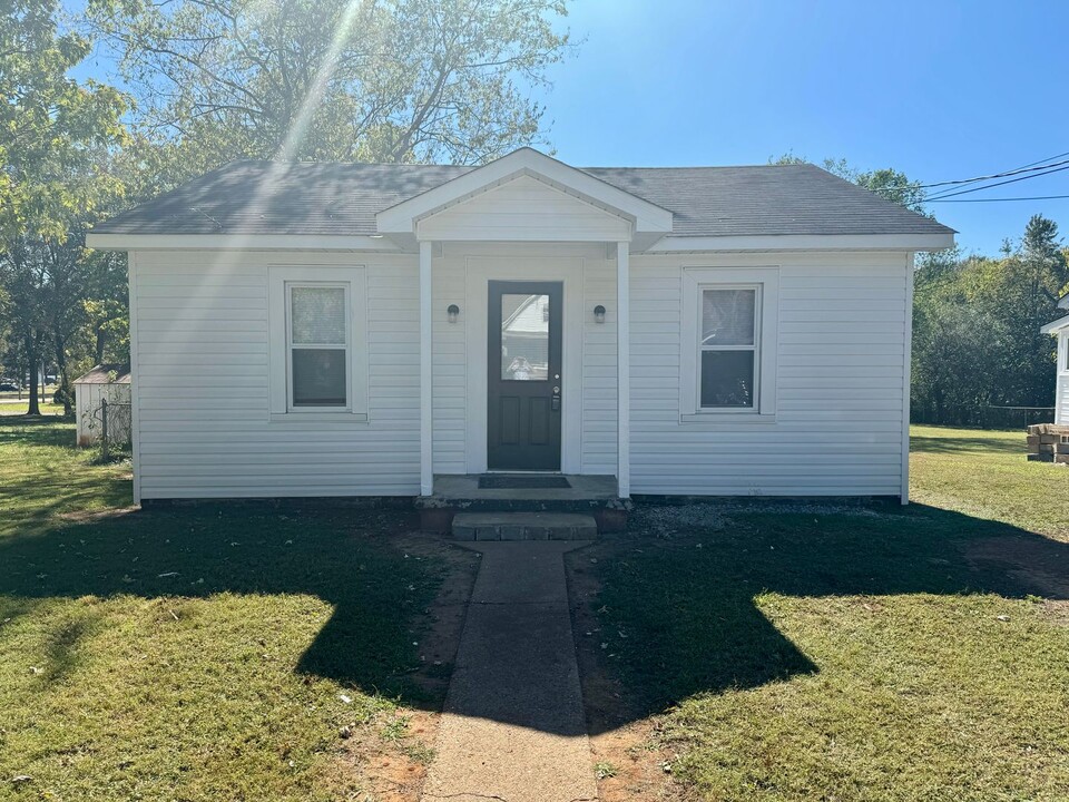 410 Chestnut St in Athens, AL - Building Photo