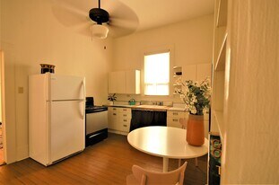 1214 Hopkins St in San Marcos, TX - Building Photo