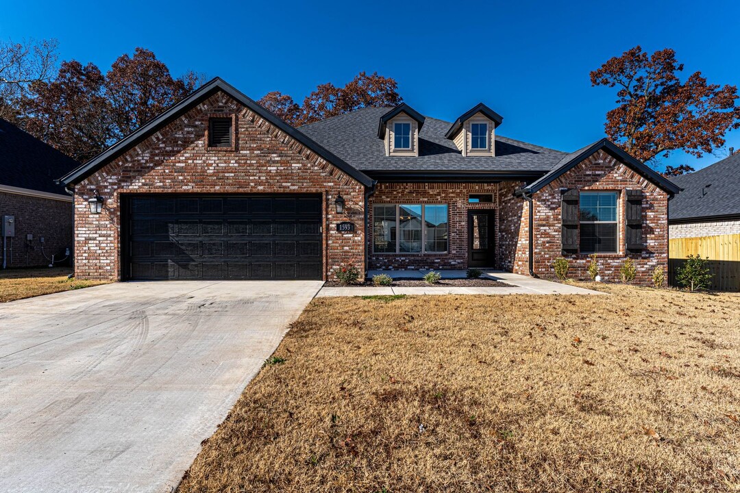 1593 N Quincy Ave in Fayetteville, AR - Building Photo