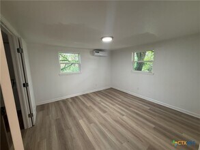1007 Hackberry St in San Marcos, TX - Foto de edificio - Building Photo