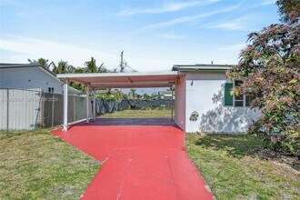 10325 SW 149th St in Miami, FL - Foto de edificio - Building Photo