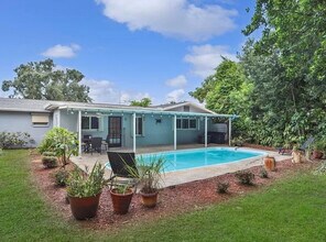 6181 39th Ave N in St. Petersburg, FL - Foto de edificio - Building Photo