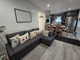 11334 Emelita St in Los Angeles, CA - Building Photo