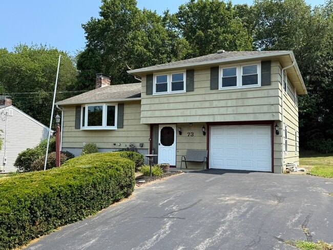 73 Driscoll Dr in Montville, CT - Building Photo - Building Photo