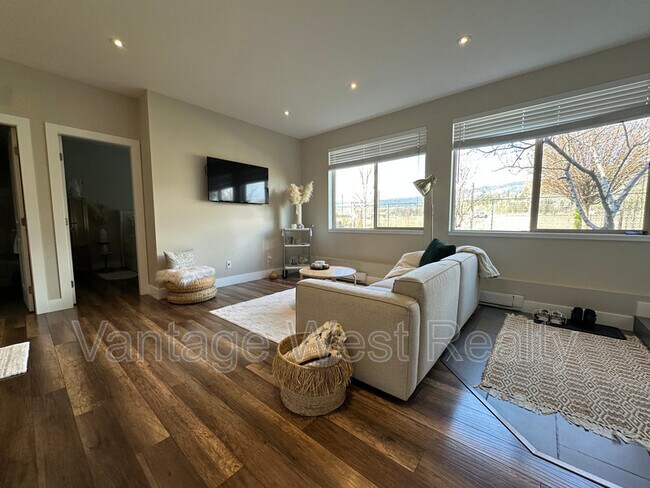 1608 Pritchard Dr in West Kelowna, BC - Building Photo - Building Photo