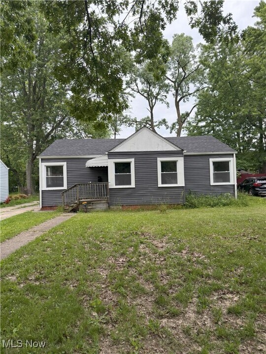 2315 Greenvale Rd in Cleveland, OH - Building Photo