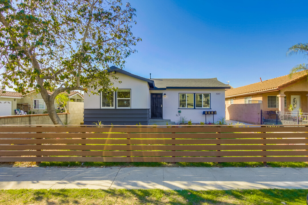 11317 Louise Ave in Lynwood, CA - Building Photo