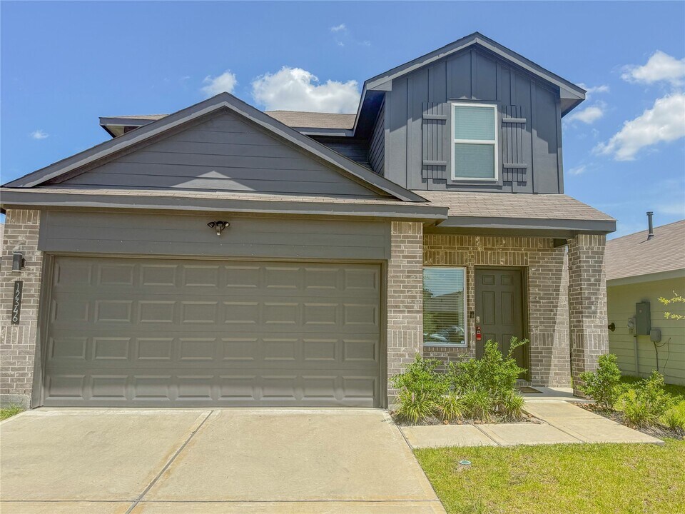 12346 TRANQUIL Pnes Dr in Houston, TX - Building Photo