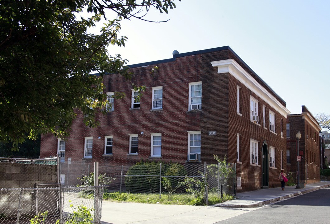 3527 Center St NW in Washington, DC - Building Photo