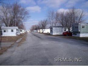 Colonial Estates in Sandoval, IL - Building Photo