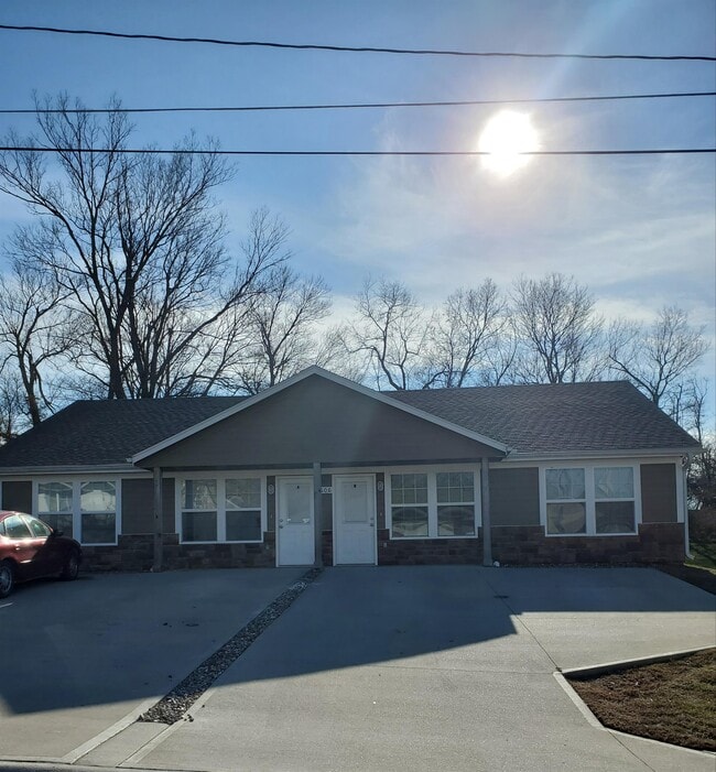 606 W Market St in Warrensburg, MO - Building Photo - Building Photo