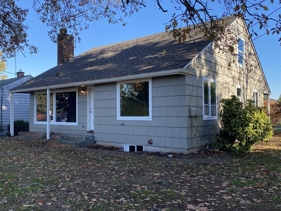 13211 C St S in Tacoma, WA - Building Photo