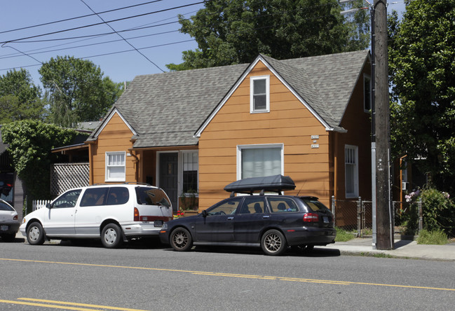 4325-4337 SE Hawthorne Blvd in Portland, OR - Building Photo - Building Photo