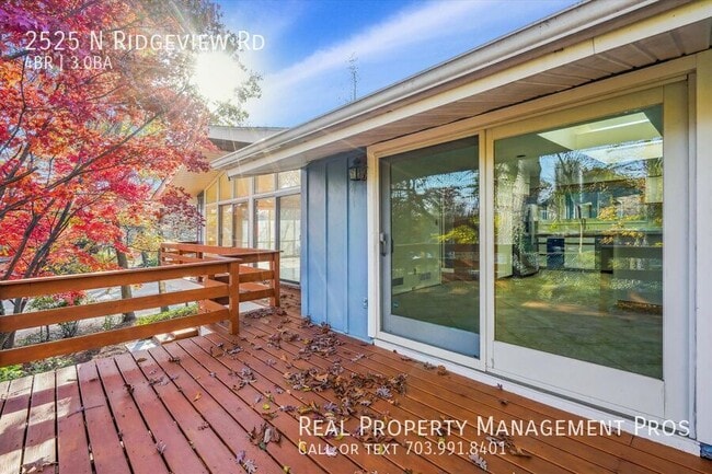 2525 N Ridgeview Rd in Arlington, VA - Building Photo - Building Photo