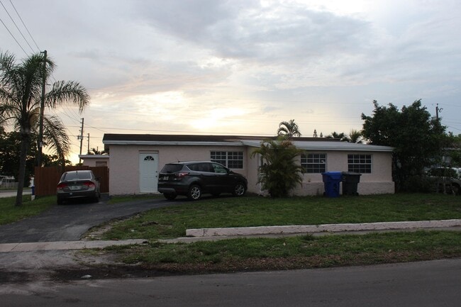 700 N 70th Ave in Hollywood, FL - Building Photo - Building Photo