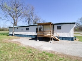 11 Simpson Rd in Fayetteville, TN - Building Photo