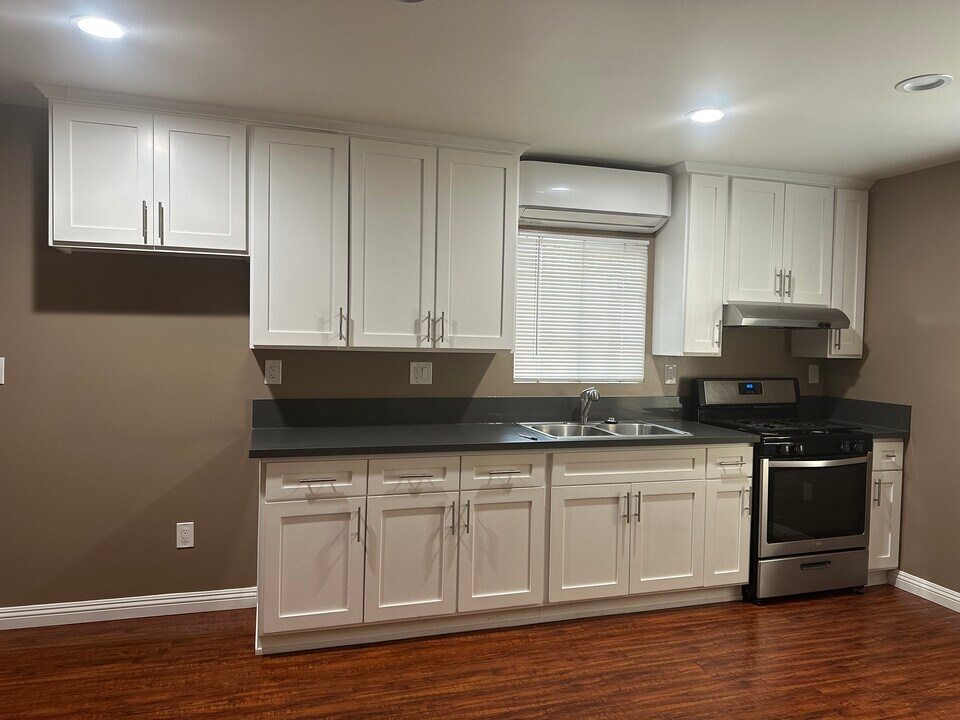 305 S Vicki Ln, Unit B in Anaheim, CA - Building Photo