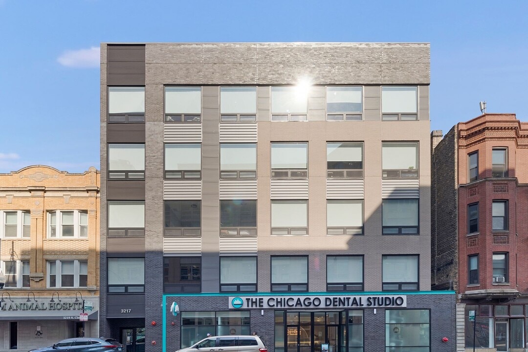 3217 N Clark St in Chicago, IL - Building Photo