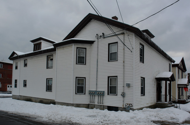 66 Washington St in Gloversville, NY - Foto de edificio - Building Photo