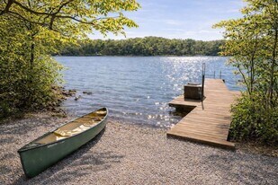 15 Lake View Ct in Southampton, NY - Building Photo