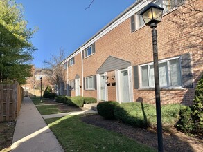 2016 Maple Ave in Northbrook, IL - Building Photo - Building Photo