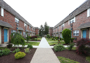 Bishop-Stratford Court Apartments in Stratford, NJ - Building Photo - Building Photo