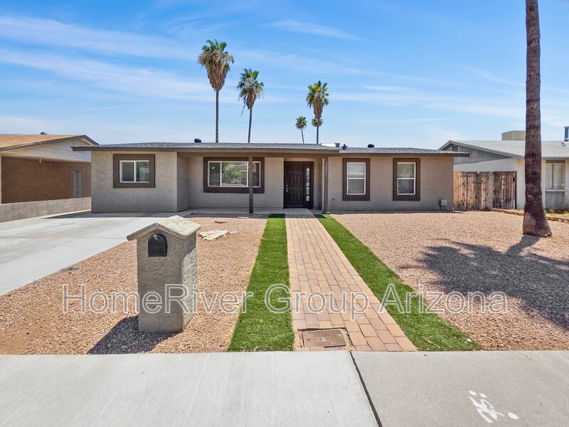 2241 W Hartford Ave in Phoenix, AZ - Building Photo