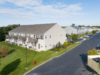 Foxgate at Islip in Central Islip, NY - Foto de edificio - Building Photo