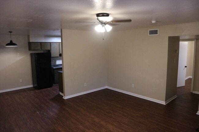 991 6th Street, Unit B in Somerville, TX - Building Photo - Building Photo