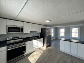 4 Starr Plz, Unit 2nd Floor in East Hampton, CT - Building Photo